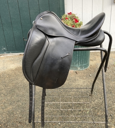 Tack ID: 567979 Reduced! 17.5 Wide JRD Dressage Saddle w/ Silver Piping - PhotoID: 152312 - Expires 17-May-2024 Days Left: 79