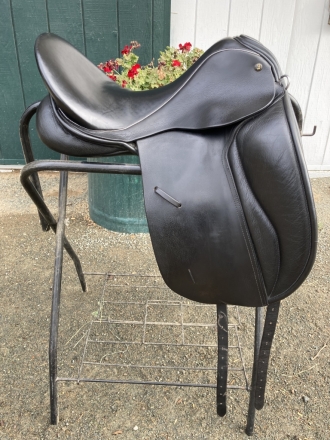 Tack ID: 567979 Reduced! 17.5 Wide JRD Dressage Saddle w/ Silver Piping - PhotoID: 152313 - Expires 17-May-2024 Days Left: 79