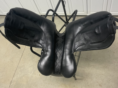 Tack ID: 570036 Bliss of London Dressage saddle - PhotoID: 155083 - Expires 13-Mar-2026 Days Left: 99