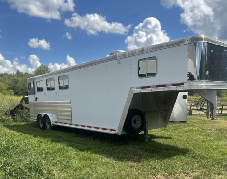 Tack ID: 570089 Featherlite 4 Horse with Custom Weekender! - PhotoID: 155141 - Expires 31-Dec-2025 Days Left: 27