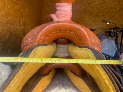 Tack ID: 570102 Genuine Billy Cook roping saddle 16.5 lightly used - PhotoID: 155161 - Expires 08-Jan-2026 Days Left: 35