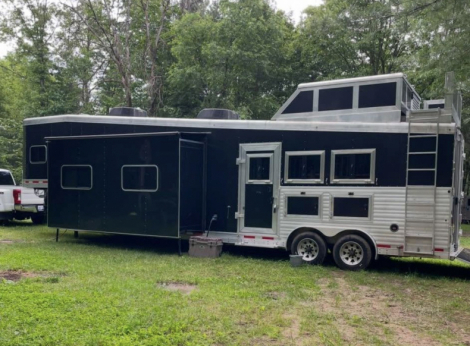 Tack ID: 570136 Trail Master Sierra 3 Horse W/Custom Living Qtrs! - PhotoID: 155198 - Expires 20-Jan-2026 Days Left: 47