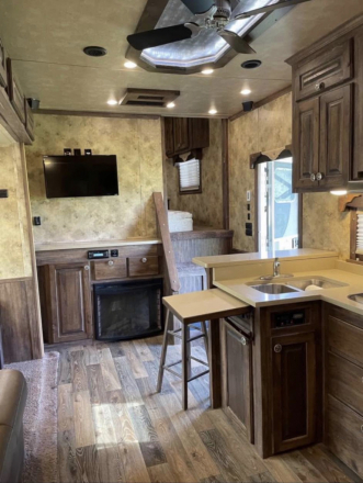 Tack ID: 570136 Trail Master Sierra 3 Horse W/Custom Living Qtrs! - PhotoID: 155201 - Expires 20-Jan-2026 Days Left: 47