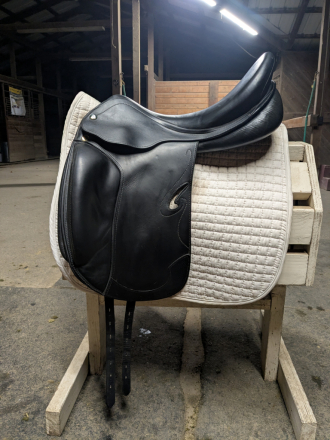 Tack ID: 570175 Prestige dressage saddle - PhotoID: 155270 - Expires 10-Feb-2026 Days Left: 68
