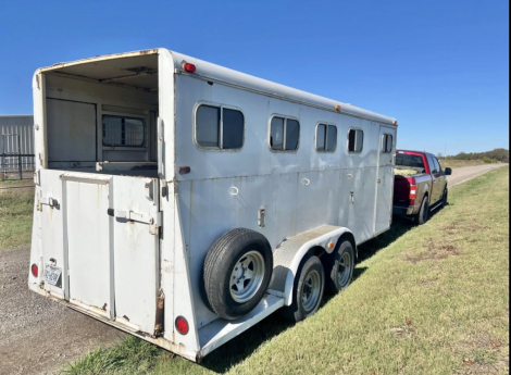 Tack ID: 570194 2000 4 horse bumper pull Circle J Slant in Devine, TX - PhotoID: 155283 - Expires 19-Feb-2026 Days Left: 77