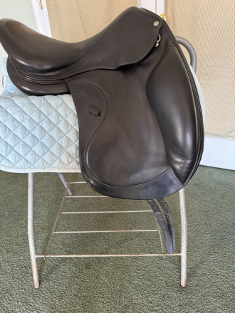 Tack ID: 570305 Beautiful Forestier/Lynn Palm Dressage Saddle, 17.5 to 18 - PhotoID: 155398 - Expires 14-Apr-2026 Days Left: 82