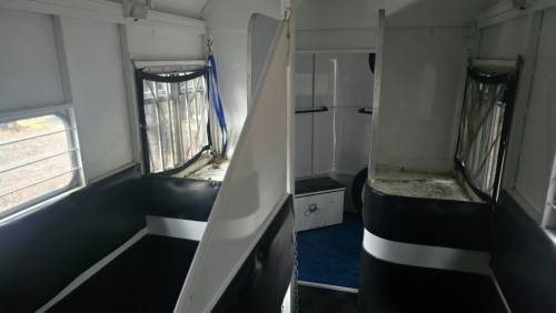 Tack ID: 570308 Warmblood trailer - PhotoID: 155407 - Expires 13-Jul-2026 Days Left: 172