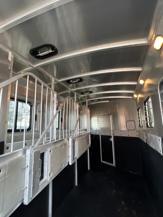 Tack ID: 570351 ✨2007 Classic Gold Buckle 4 Horse Living Quarters✨ - PhotoID: 155473 - Expires 15-May-2026 Days Left: 78