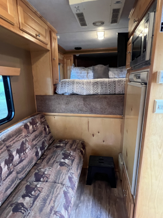 Tack ID: 570351 ✨2007 Classic Gold Buckle 4 Horse Living Quarters✨ - PhotoID: 155474 - Expires 15-May-2026 Days Left: 78