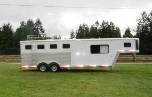 Tack ID: 570390 2001 Exiss 4 horse with weekender package - PhotoID: 155573 - Expires 02-Jun-2026 Days Left: 49