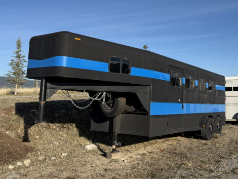 Tack ID: 570462 4 Horse Featherlite Horse Trailer with Dressing Room - PhotoID: 155596 - Expires 09-Oct-2026 Days Left: 178