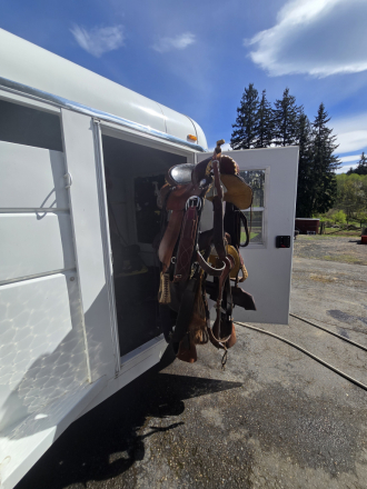Tack ID: 570489 2001 C&B 3 horse slant bumper pull (Location Morton, WA) - PhotoID: 155622 - Expires 28-Jul-2026 Days Left: 84