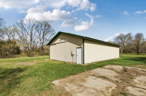 Tack ID: 570512 4 br 2 ba 2,590 sq ft on 5.42 acres with Pole Barn - PhotoID: 155639 - Expires 02-Aug-2026 Days Left: 89