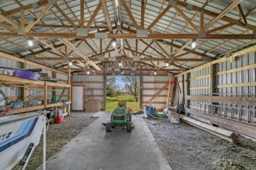 Tack ID: 570512 4 br 2 ba 2,590 sq ft on 5.42 acres with Pole Barn - PhotoID: 155640 - Expires 02-Aug-2026 Days Left: 89