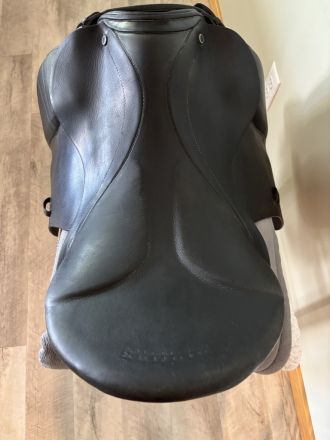 Tack ID: 570545 Stubben Genesis Special Dressage Saddle - PhotoID: 155665 - Expires 16-Aug-2026 Days Left: 83