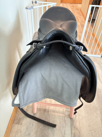 Tack ID: 570545 Stubben Genesis Special Dressage Saddle w/Biomex Seat - PhotoID: 155665 - Expires 12-Feb-2027 Days Left: 184