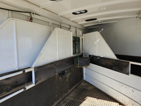 Tack ID: 570590 White Logan 4 horse trailer - PhotoID: 155768 - Expires 19-Sep-2026 Days Left: 76