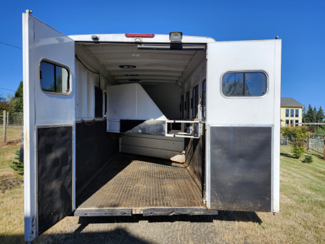 Tack ID: 570590 White Logan 4 horse trailer - PhotoID: 155770 - Expires 19-Sep-2026 Days Left: 76