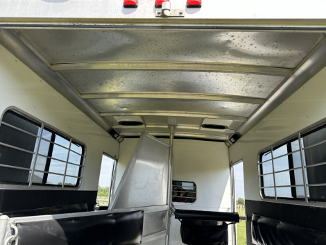Tack ID: 570594 2004 Sundowner Sunlite 777 2-Horse extra high w/tack room - PhotoID: 155733 - Expires 10-Sep-2026 Days Left: 89