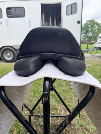 Tack ID: 570598 Ryder Dressage Saddle 18 Excellent Condition Deep Seat - PhotoID: 155739 - Expires 14-Sep-2026 Days Left: 90