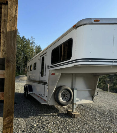 Tack ID: 570611 1999 Sundowner ValueLite GN 3 Horse Slant Horse Trailer - PhotoID: 155756 - Expires 19-Sep-2026 Days Left: 88