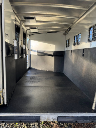 Tack ID: 570611 1999 Sundowner ValueLite GN 3 Horse Slant Horse Trailer - PhotoID: 155757 - Expires 19-Sep-2026 Days Left: 88