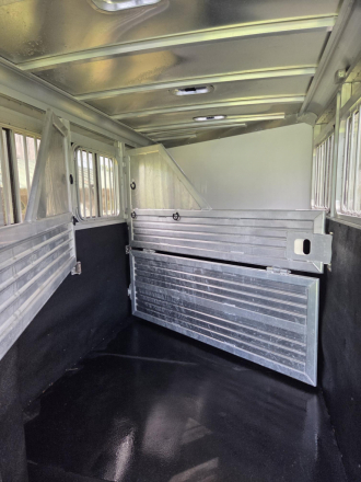 Tack ID: 570779 3 horse slant electric gooseneck w/dressing room - PhotoID: 155951 - Expires 06-Mar-2027 Days Left: 178