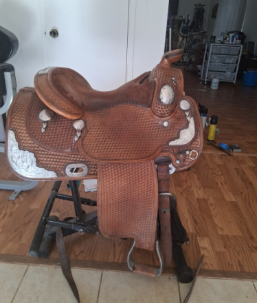 Tack ID: 570793 Broken Horn, show saddle with silver 15 in - PhotoID: 155993 - Expires 16-Dec-2026 Days Left: 82