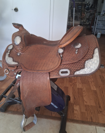 Tack ID: 570793 Broken Horn, show saddle with silver 15 in - PhotoID: 155996 - Expires 16-Dec-2026 Days Left: 82