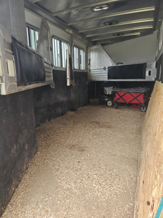Tack ID: 570803 Clean 2007 Featherlite 4 horse slant load weekender - PhotoID: 156010 - Expires 18-Dec-2026 Days Left: 85
