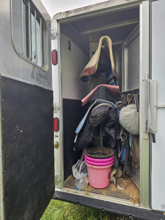 Tack ID: 570803 Clean 2007 Featherlite 4 horse slant load weekender - PhotoID: 156011 - Expires 18-Dec-2026 Days Left: 85