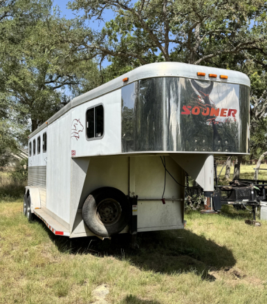 Tack ID: 570810 Sundowner Aluminum 4 horse w dressing room - PhotoID: 156014 - Expires 20-Dec-2026 Days Left: 86