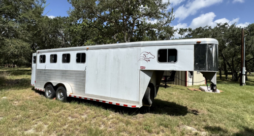 Tack ID: 570810 Sundowner Aluminum 4 horse w dressing room - PhotoID: 156015 - Expires 20-Dec-2026 Days Left: 86